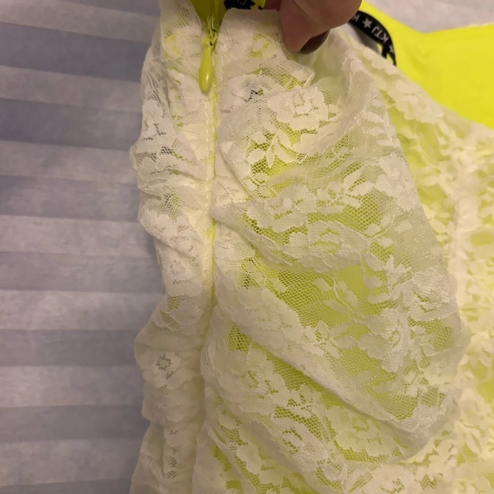 KatieJ NYC Lace Ruched Yellow bodycon mini dress. - NWT size large